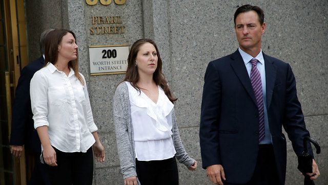 מישל ליקטה (מרכז) וקורטני וויילד שתייםם מהמתלוננות נגד ג'פרי אפשטיין שמואשם ב סחר ב נערות לצורכי מין ניו יורק (צילום: AP)