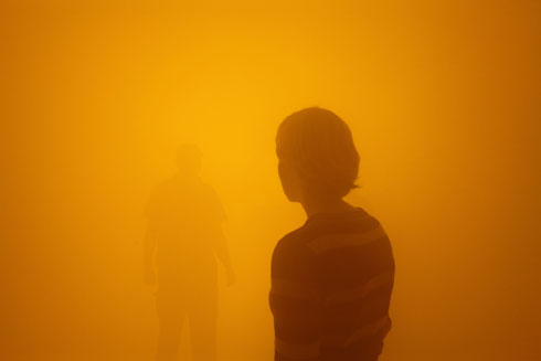 אחת מחוויות האור שהוא מספק למבקרים בפנים (צילום: Thilo Frank © 2010 Olafur Eliasson)
