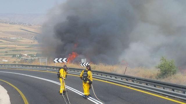 שריפת קוצים בין שרונה ל יבנאל  (צילום: דוברות כבאות והצלה מחוז צפון)