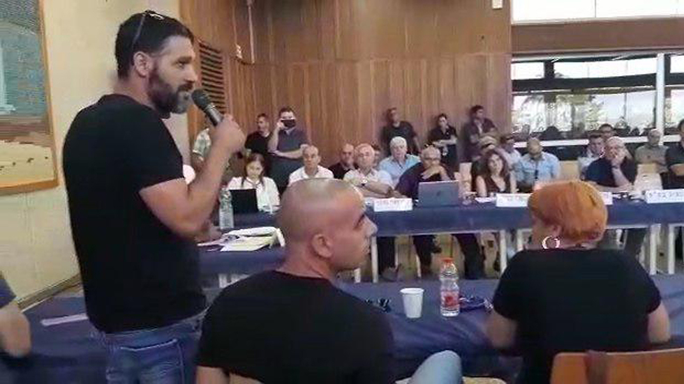 Restaurant owner scolds members of Knesset visiting the Gaza border communities