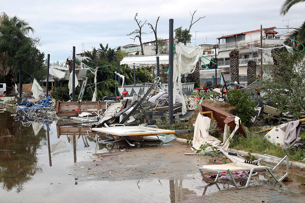 חלקידיקי יוון סופה סערה תיירים הרוגים (צילום: EPA)