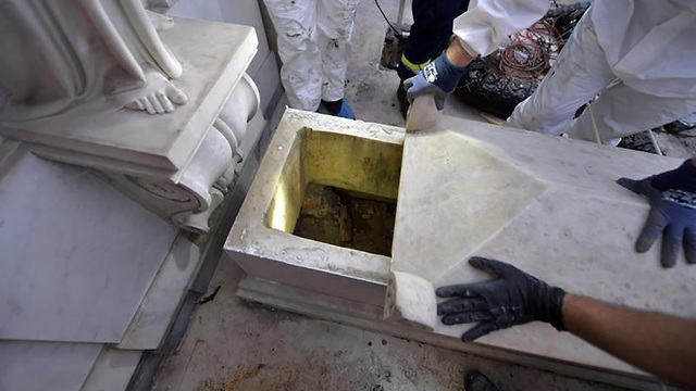 ותיקן חופרים ב קברים חיפושים אחר שרידיה של עמנואלה אורלנדי ילדה נעדרת (צילום: EPA)