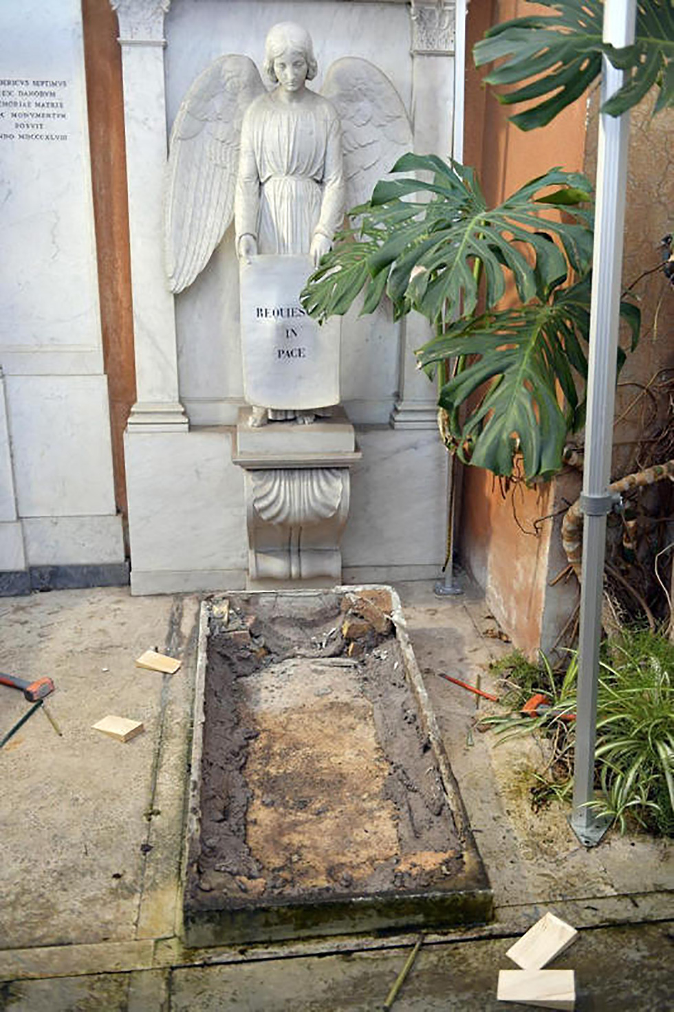 ותיקן חופרים ב קברים חיפושים אחר שרידיה של עמנואלה אורלנדי ילדה נעדרת (צילום: EPA)