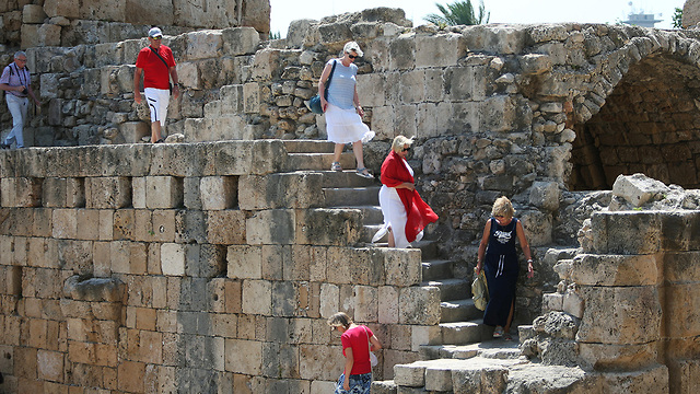 תיירים ב עיר צידון ב לבנון (צילום: רויטרס)
