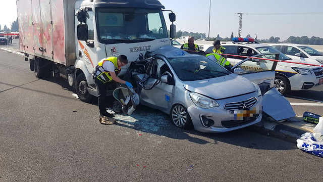 תאונת דרכים רכב משאית כביש 7 (צילום: דוברות המשטרה)
