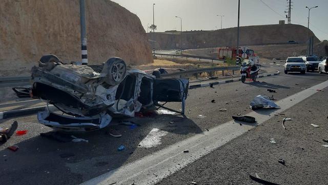 זירת תאונת הדרכים בכביש 1 במוך לצומת השומרוני הטוב בה נהרגו שני גברים (צילום: דוברות כב