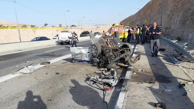 זירת תאונת הדרכים בכביש 1 במוך לצומת השומרוני הטוב בה נהרגו שני גברים (צילום: דוברות כב