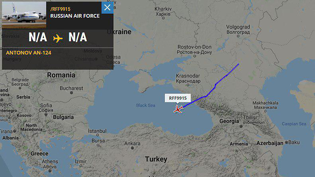 מטוס אנטונוב מגיע לבסיס צבאי ברוסיה כדי לקחת מערכת נ