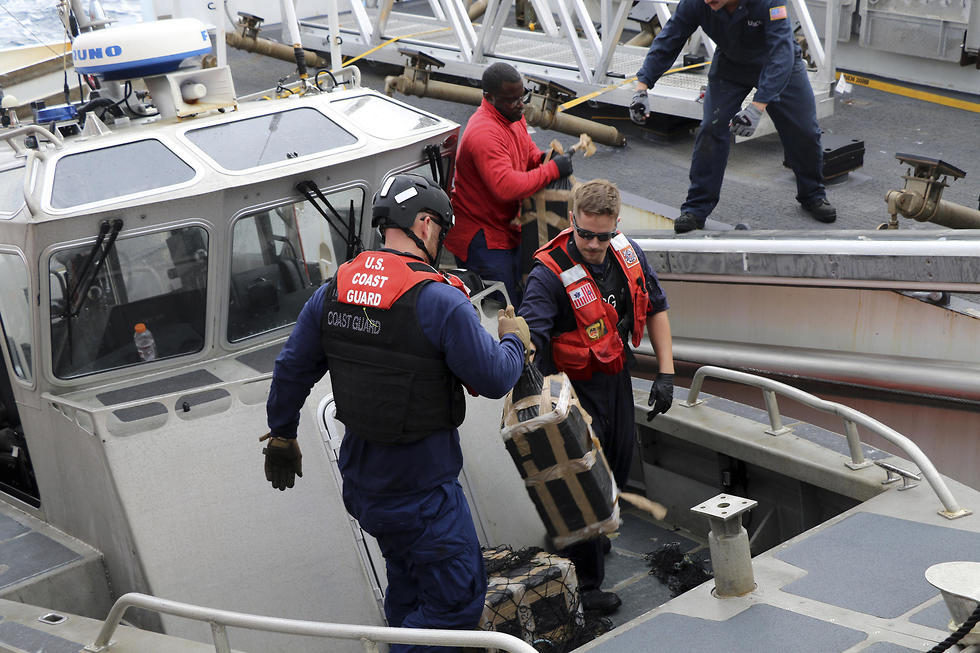 משמר החופים האמריקני תפס צוללת סמים באוקיינוס השקט ( צילום: AP)