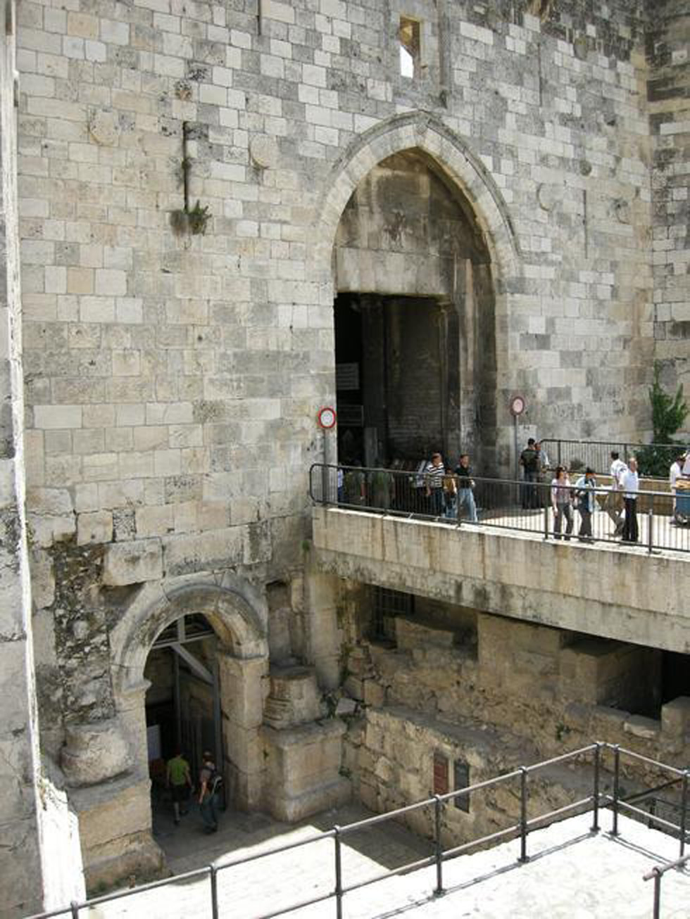 Вход в Дамасские (Шхемские) ворота Старого города. Слева внизу - вход на Римскую площадь. Фото: Yoavd, Wikipedia