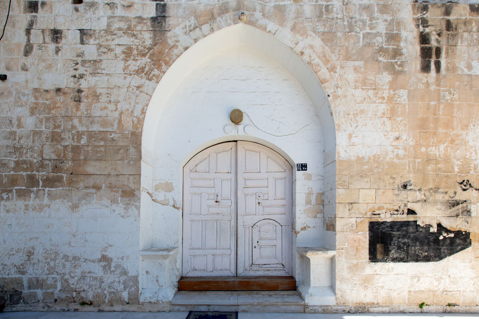 דלת שהשתמרה בבית סמוך לביתו של נשף (צילום: דור נבו)