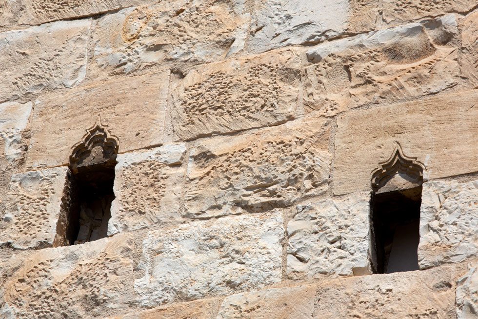 פתחים בחזית ''המצודה'', שהיא הסנונית הראשונה בשימור בטייבה, וזוכת אות השימור מטעם המועצה לשימור אתרים (צילום: דור נבו)