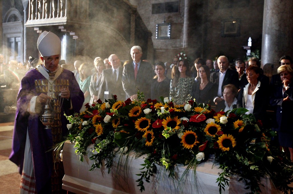 החתונה של לוצ'אנו פברוטי וניקולטה מנטובני (צילום: AP)
