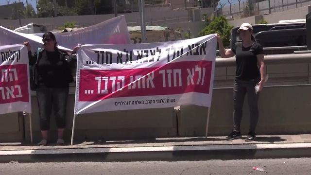 מחאה מחאת הלומי הקרב ב קריה בתל אביב  (צילום: ניצן דרור)