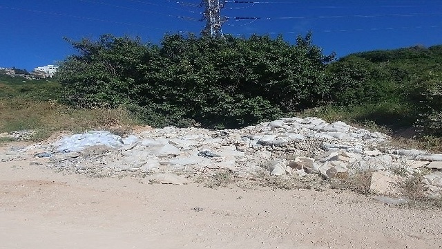 פסולת בנחל עמיק (צילום: יניב רחימי)
