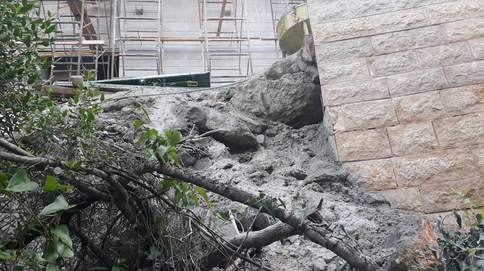 זליגת פסולת בניין אל נחל זיו (צילום: אמיר וינר, קהילת חיפה והסביבה)