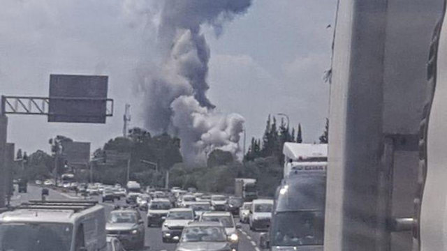Дым над заводом ТААС в Рамат ха-Шароне