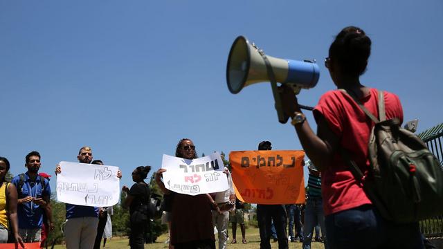 הפגנת יוצאי אתיופיה מול הכנסת על רקע הכוונה לשחרר את השוטר שירה בסלומון טקה (צילום: אלכס קולומויסקי)