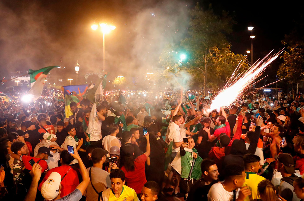 פריז צרפת חגיגות אחרי הניצחון של נבחרת אלג'יריה (צילום: AFP)
