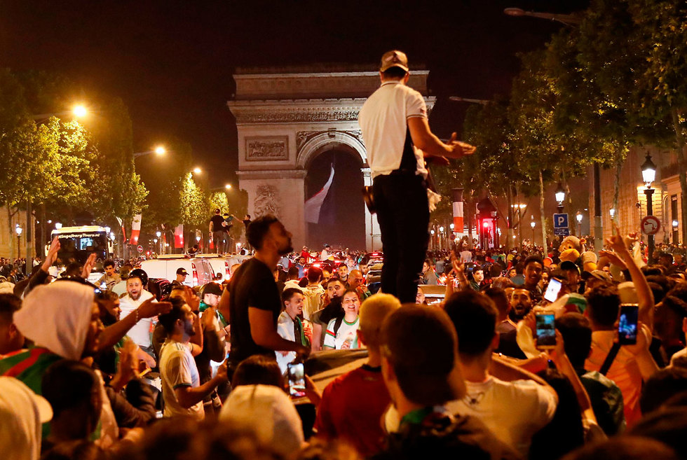 פריז צרפת חגיגות אחרי הניצחון של נבחרת אלג'יריה (צילום: AFP)