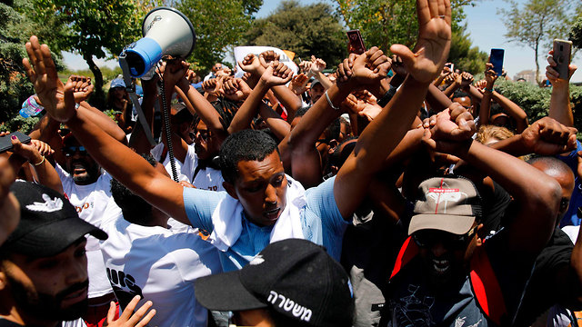 עימותים ומעצרים בהפגננת יוצאי העדה האתיופית בירושלים (צילום: AFP)