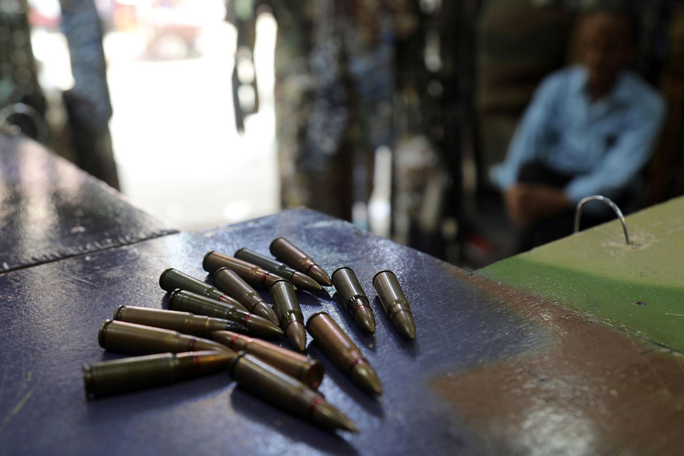 שוק נשק בעיר תעז תימן (צילום: AFP)