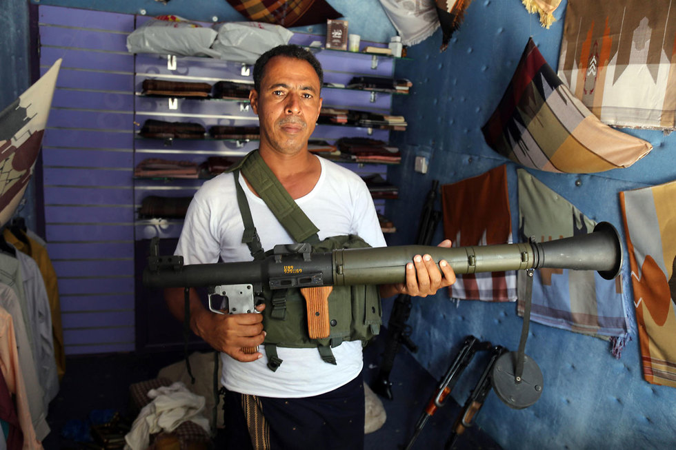 שוק נשק בעיר תעז תימן (צילום: AFP)