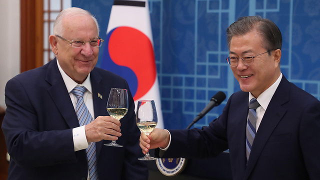 נשיא המדינה ראובן רילבין עם שניא דרום קוריאה  מון ג'יאה אין ב סיאול (צילום: EPA)