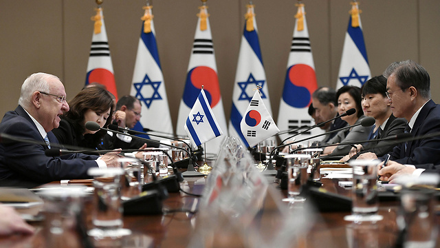 נשיא המדינה ראובן רילבין עם שניא דרום קוריאה  מון ג'יאה אין ב סיאול (צילום: AP)