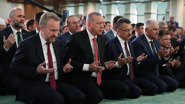 טורקיה נשיא רג'פ טאיפ ארדואן מתפלל ב מסגד ב אנקרה 3 שנים ל ניסיון ה הפיכה (צילום: EPA)