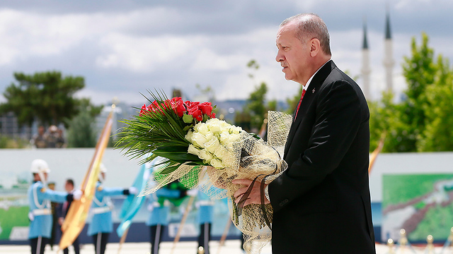 נשיא טורקיה רג'פ טאיפ ארדואן ב טקס ב אנקרה 3 שנים ל ניסיון ה הפיכה (צילום: EPA)