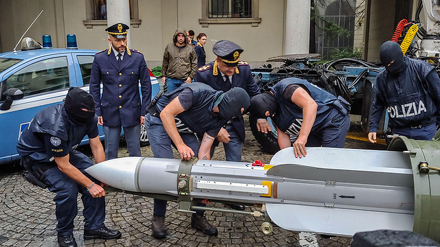איטליה טורינו טיל אוויר-אוויר שנתפס ב מבצע נגד פעילי ימין קיצוני ו סמלים נאציים (צילום: AFP)