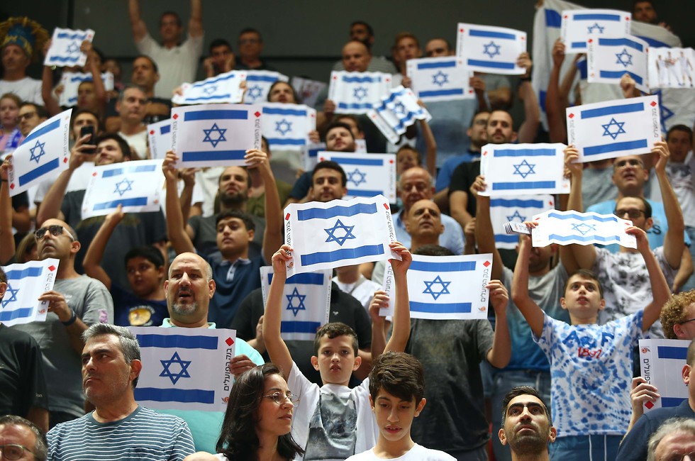 אוהדי נבחרת ישראל (צילום: ראובן שוורץ)