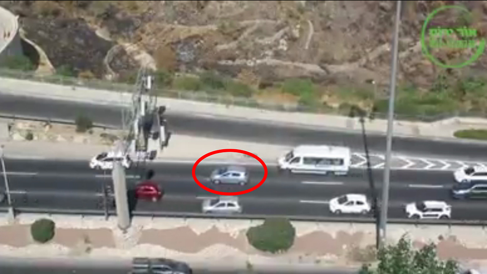 רכב נצפה נוסע ברוורס בכביש בגין בירושלים (באדיבות 