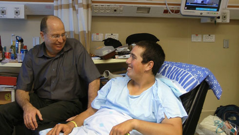 גם הוא ביקר את אורי בבית החולים. משה (בוגי) יעלון, שהיה אז שר הביטחון (צילום: מתוך הסרט "תמונת ניצחון")