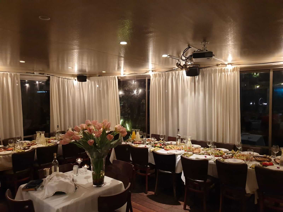 Ресторан подходит для проведения торжеств и романтических ужинов