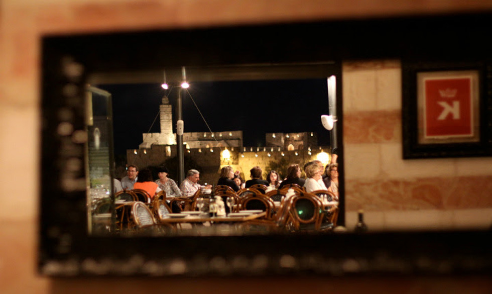 Романтическая атмосфера чарует посетителей ресторана по вечерам