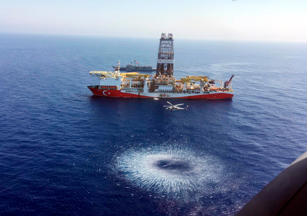 ספינת קידוח גז של טורקיה הים התיכון מול חופי קפריסין (צילום: AP)