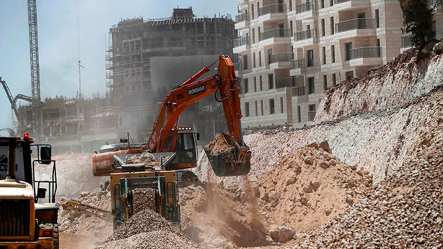 עבודות בנייה ברמת שלמה, ירושלים (צילום: AFP)