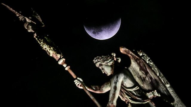 ליקוי הירח בברלין (צילום: EPA)