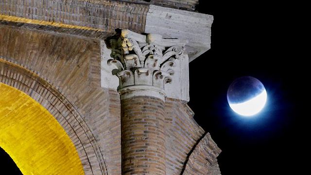 ליקוי הירח ברומא (צילום: AP)