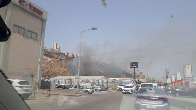 שריפה משתוללת על צלע ההר בסמוך לשכונת נווה שאנן בחיפה (צילום: איחוד הצלה מחוז כרמל)