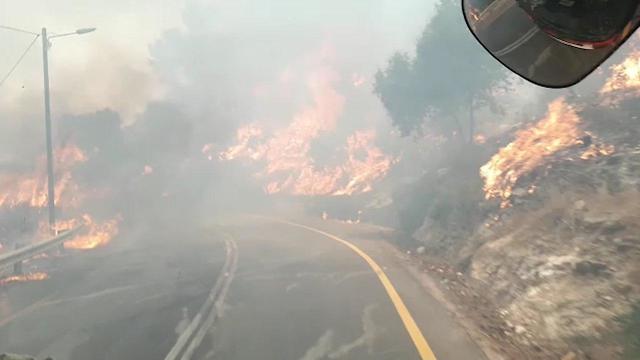 שריפה משתוללת סמוך למושב אדרת (צילום: כבאות והצלה ירושלים)