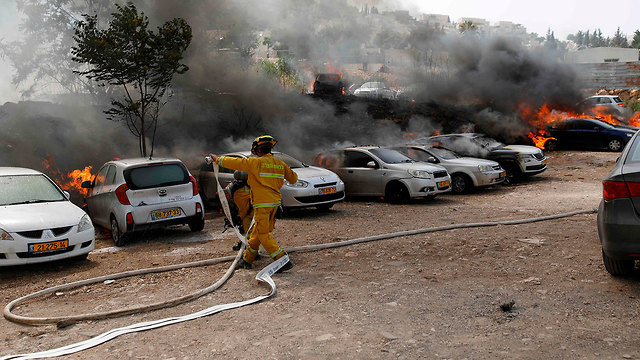 מכוניות שרופות (צילום: AFP)