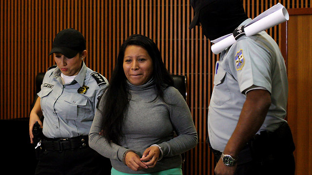 אוולין ביאטריס הרננדז אל סלבדור אורבן אונס הורשעה ברצח תינוק (צילום: AP)