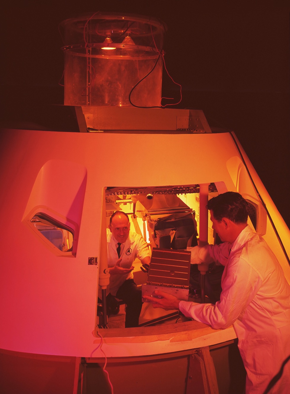 צוות של טכנאי מוטורולה מתקינים את המערכת בתוך אפולו (צילום: מוטורולה)