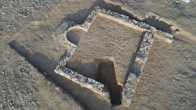 שרידי המסגד (צילום אווירי: אמיל אלג'ם, רשות העתיקות)