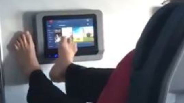 נוסע משתמש ברגלו כדי לתפעל מסך מגע במטוס (Twitter / alafairburke)