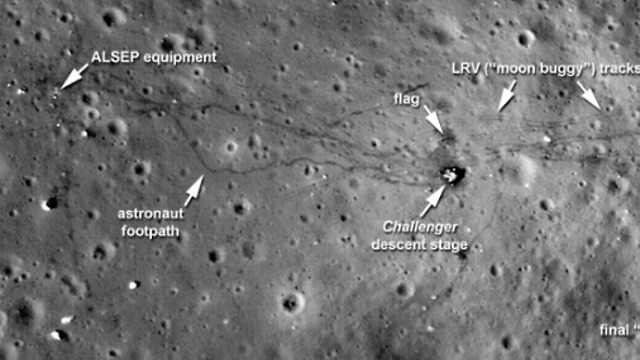 אתר הנחיתה של אפולו 17 בצילומי LRO. קל להבחין בשבילים שהותירו רגלי האסטרונאוטים ורכב השטח (צילום: נאס