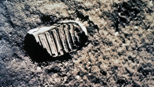 העקבות משתמרים היטב בחול בזכות החספוס של הגרגירים. טביעת המגף של באז אולדרין באפולו 11 (צילום: נאס
